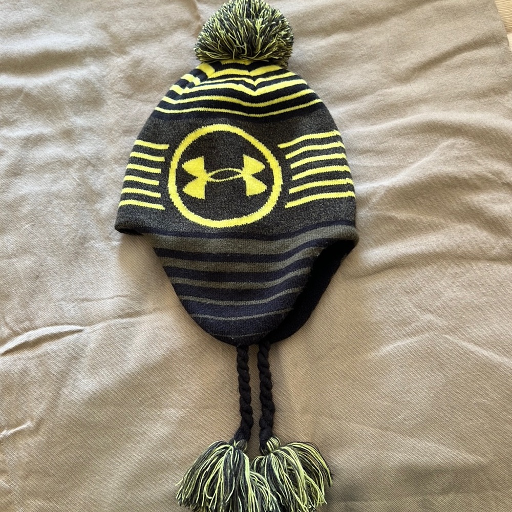 Under armor medium hat, 4 to 6 years